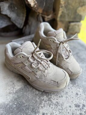 Vionic Women's Walker Shoes‎ in Taupe Lace-Up Sneakers Sz-7.5.   E